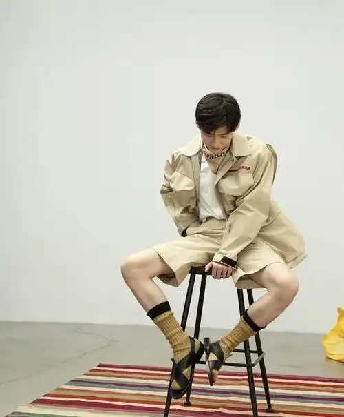 白敬亭终于对"酸奶匡威"下手!看他秀出的腿长,这怕是有1米3