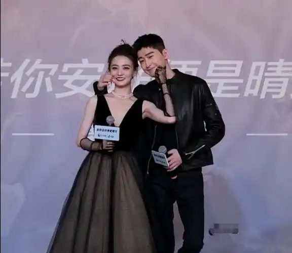 张翰徐璐活动现场超甜互动本以为是偶像剧徐璐一句话把张翰打回原形