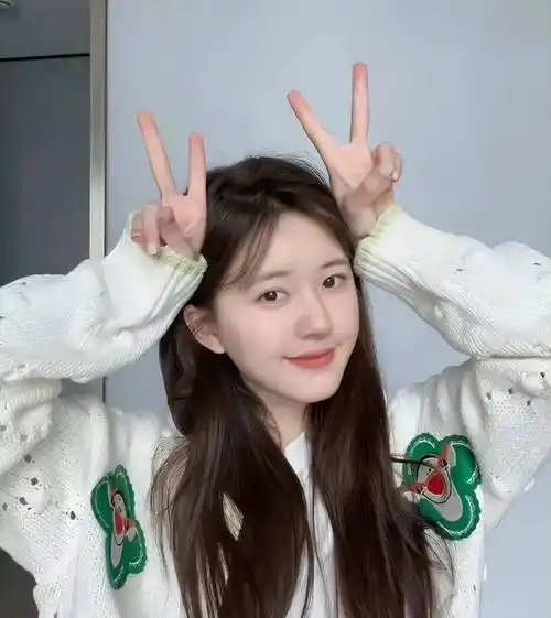 照片中的赵露思,身着一件浅色上衣,清新淡雅,给人一种温婉可人的感觉.