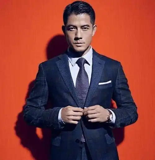 娱乐圈中的男明星们有很多给大家的印象都是身材高大而且长相帅气,但