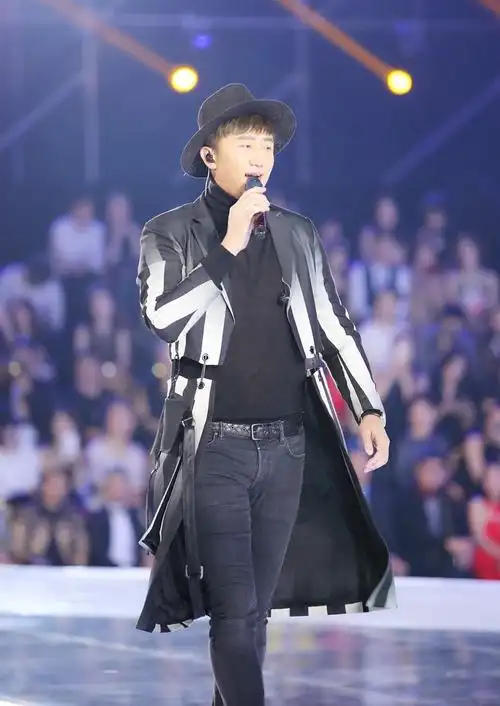 关喆亮相厦门时装周,用经典点燃全场