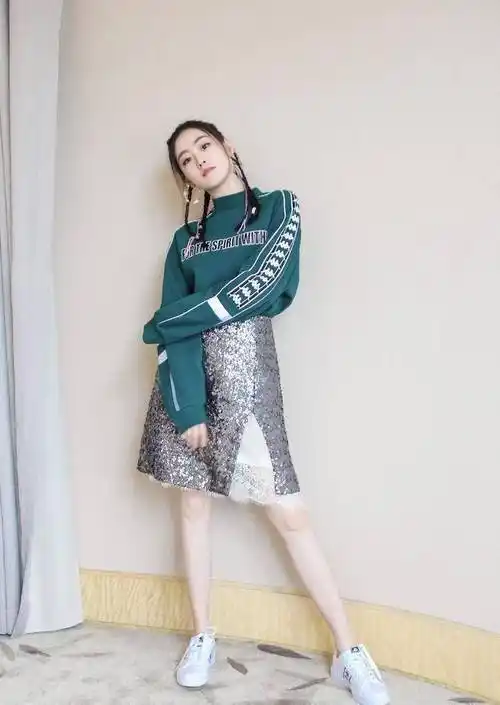 祝绪丹穿黑色皮衣配牛仔裤走机场,高马尾辫时尚洋气,开心比耶!