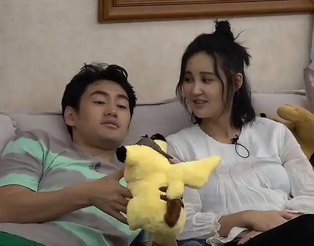 袁弘知道以后,就一直在身边鼓励她,为了能支持妻子,袁弘更是免费在剧