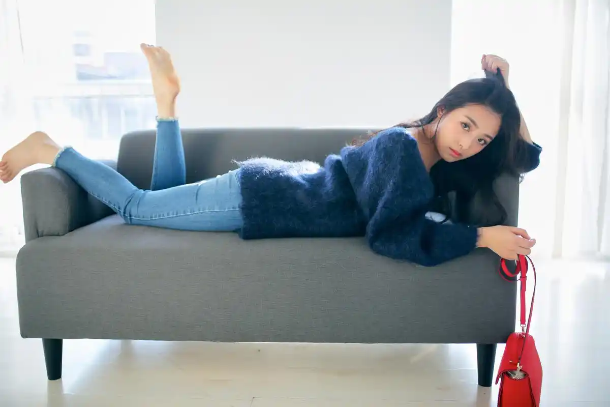 张含韵光脚丫[亲吻]小巧玲珑的美玉足