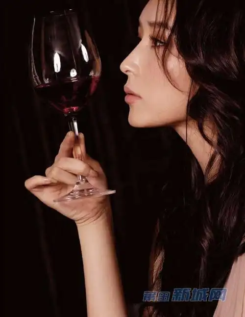 一个人喝酒图片伤感