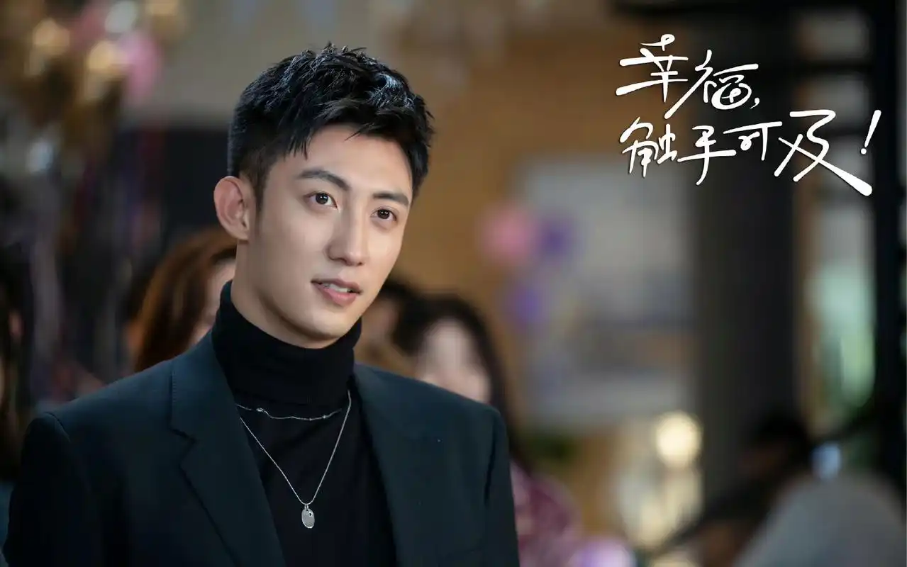 迪丽热巴怀孕是假,至于与黄景瑜的绯闻,热巴不发声不太正常