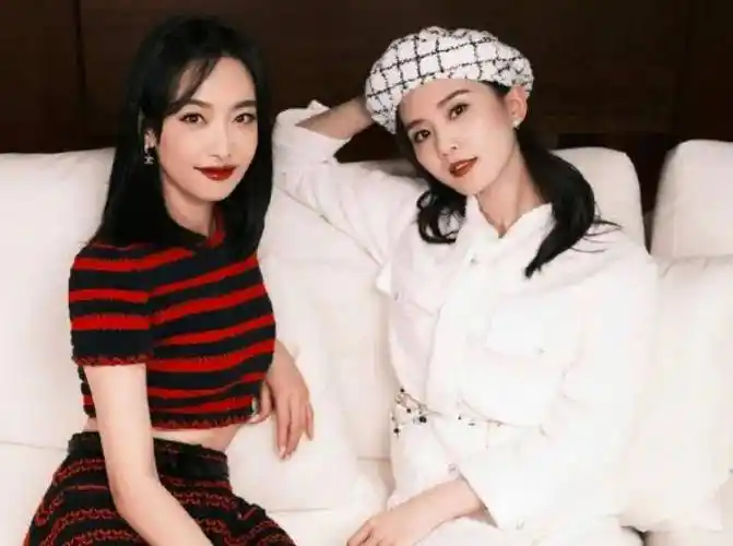 因为合照上了热搜和刘诗诗和宋茜,时隔六年再次牵手的李易峰和宋佳