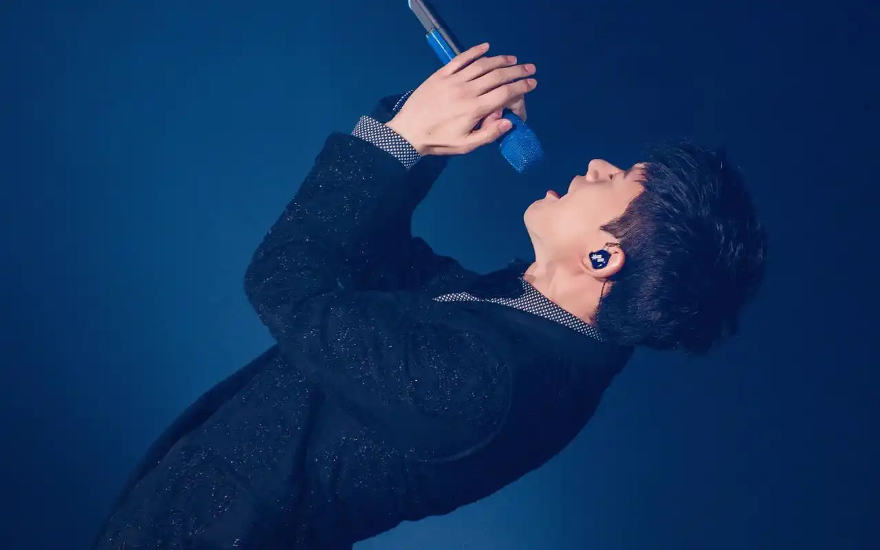 歌手张杰演唱会现场高清帅气图片桌面壁纸