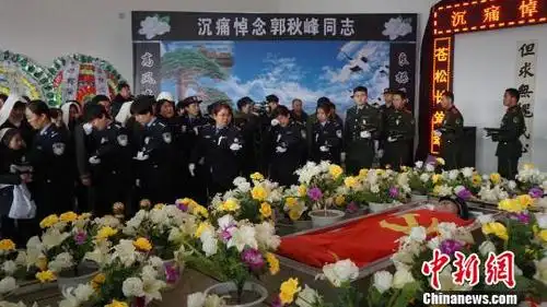 遗体告别仪式,同事们都留下了悲痛的泪水. 张帆摄 摄