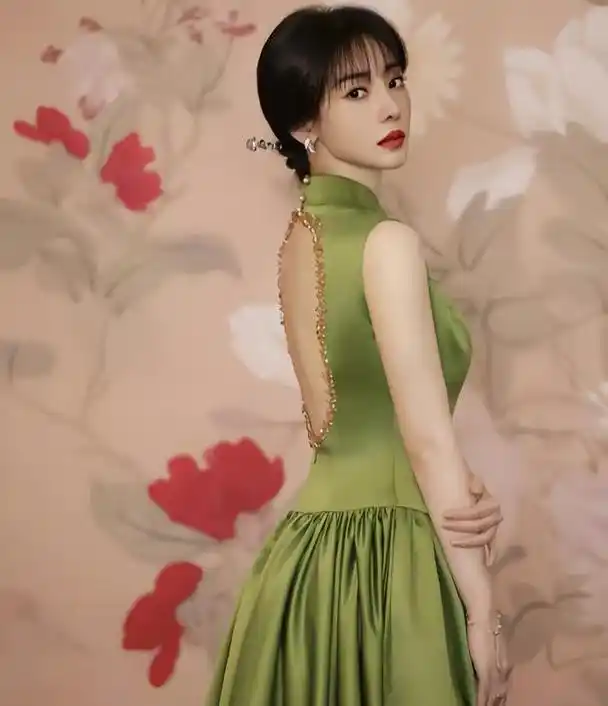 柳岩穿高开叉旗袍,彰显气质尽显东方美