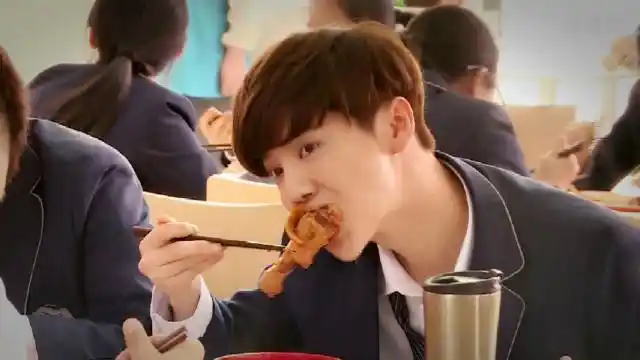 鹿晗#希望我们憨憨吃饭香香身体棒棒~注意. 来自鹿长邪 - 微博