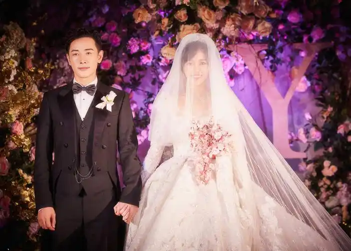 唐嫣婚礼再曝新照片,唐嫣抛捧花超开心,胡歌衬衣闹笑话成了亮点