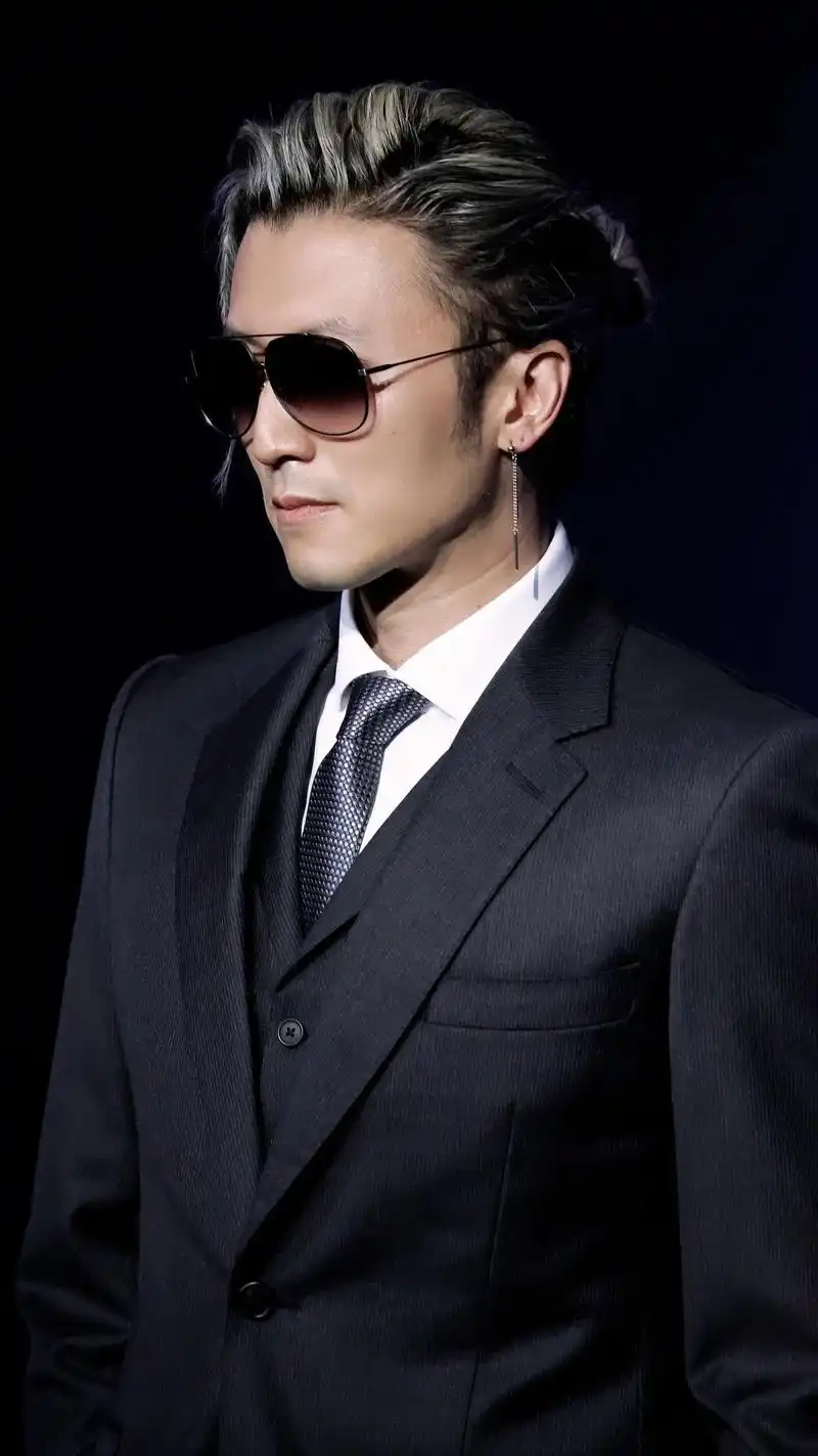 快来选择一款你喜欢的谢霆锋高清手机壁纸吧!