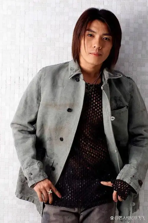 阿杜(ado),本名杜成义,1973年3月11日出生于新加坡,新加坡华人男歌手.