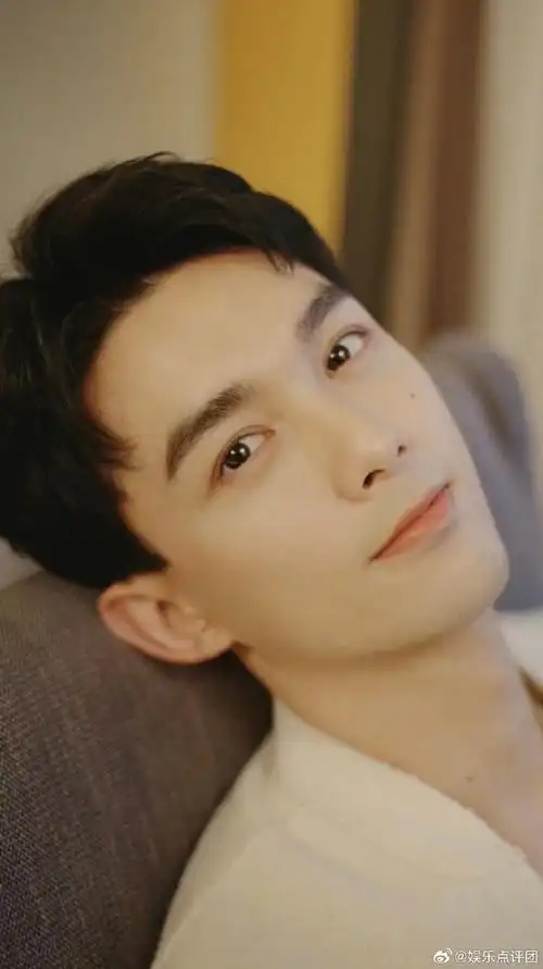 吴磊碎片随拍##跟吴磊学拍照pose