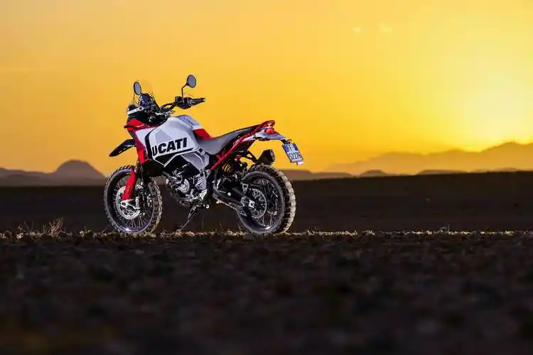 户外特写:杜卡迪 2024 desertx rally 沙漠 x 拉力版(1)_搜狐汽车