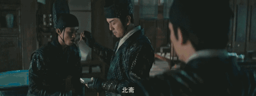 他在《绣春刀2》中出演的裴纶让人印象深刻—— 出场吊儿郎当,用人舌