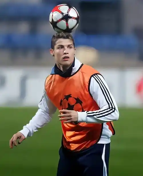 c罗年轻时有多帅?颜值巅峰期犹如校园初恋,五官清秀,五官精致