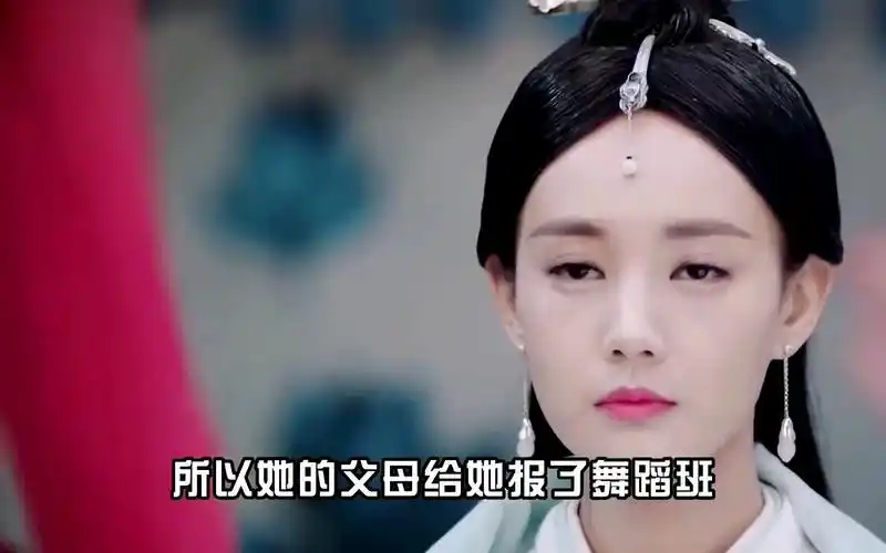 李一桐曾作为赵丽颖的替身,一出道就演女主角,为何难以爆红?