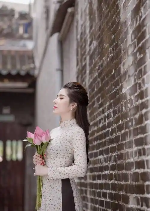 原创手捧莲花身穿奥黛气质温婉的国外小姐姐格外美丽动人