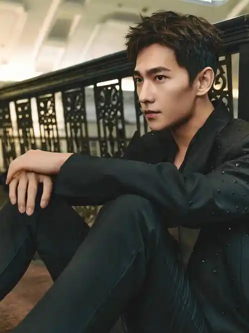 明星杨洋时尚合集:面如冠玉,文质彬彬