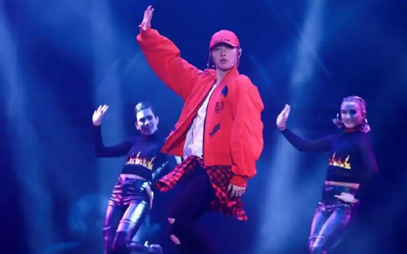 张艺兴跳舞名场面,简直就是教科书式舞蹈,帅气十足燃爆全场