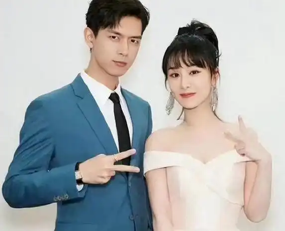 杨紫李现牵手同框路透