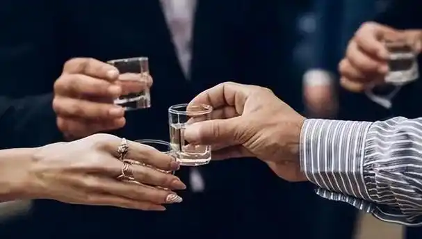 酒桌上的敬酒词,给领导酒桌上的敬酒词(酒场老手才知道的3大类超实用