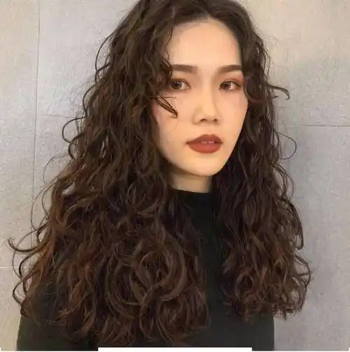 满头卷烫发,这个秋冬依然很流行_羊毛_齐刘海_女生