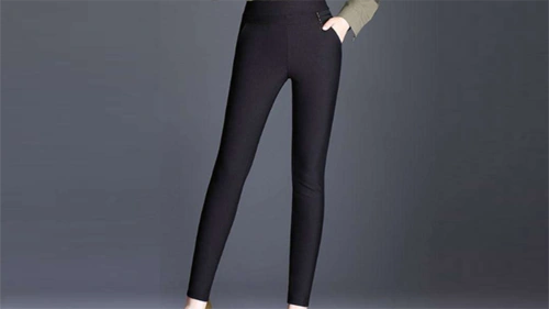 的上衣是什么颜色,是长款还是短款,是修身还是宽松款,不挑人的黑裤子