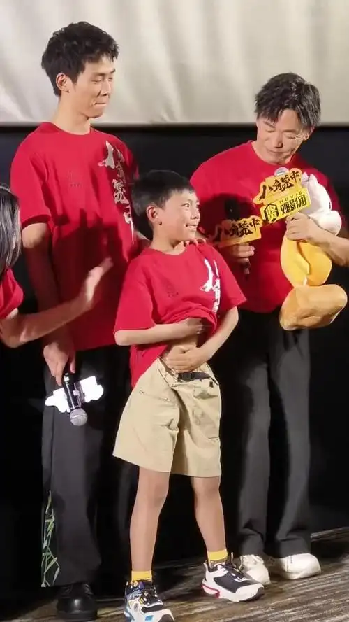 电影八角笼中 #王宝强 好会选人 小朋友都有腹肌, 显示有点小害羞