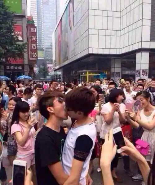 成都闹市举办男男接吻大赛