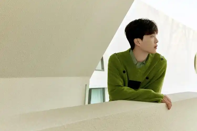 范丞丞出席畅轻品牌直播活动 绿色针织衫造型充满青春活力__财经头条