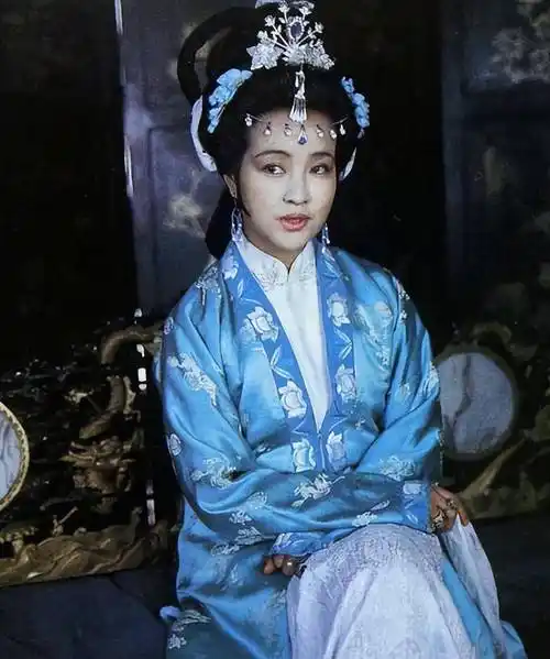 同样是扮演王熙凤,把邓婕和刘晓庆放在一起,差别一目了然_红楼梦_人物