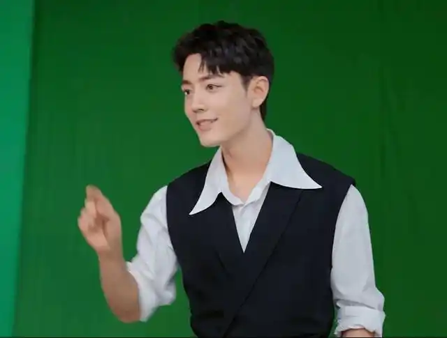 肖战usmile幕后花絮公开 灿烂笑容释放无限魅力