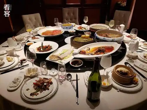 每日的早上10点和下午4点是酒店员工的吃饭时间,员工餐谈不上可口