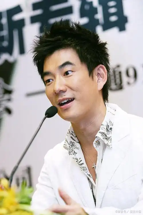 任贤齐送女赴美留学!与妻同框似被嘲像母子,18岁女儿素颜惹热议