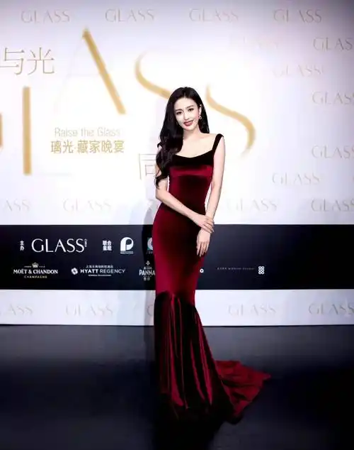 佟丽娅身穿酒红色丝绒礼服出席活动,优雅贵气!_造型_长裙_身材