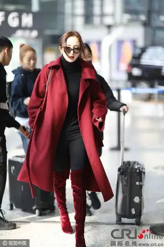 杨幂全红装霸气现身机场 秒变"低头族"