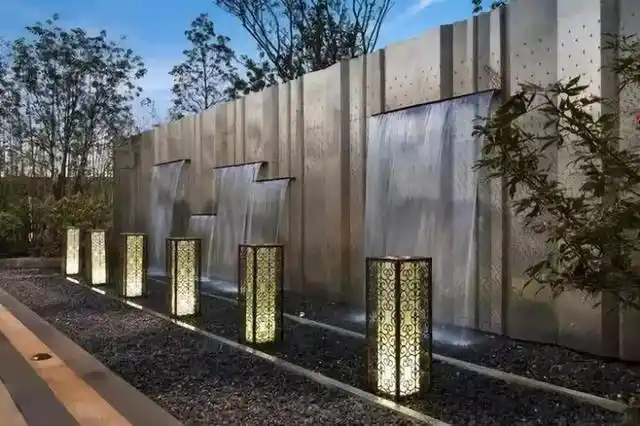 古典而规整的墙面中涌出一片片流畅而轻盈的水流,宛如一股股瀑布顺势