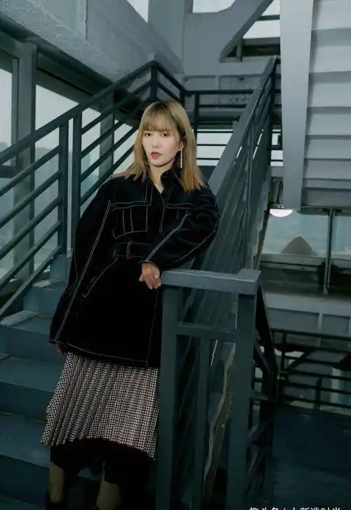 谭维维高调晒健身照,穿健身服拉链只拉一半,37岁身材依旧火辣_连衣裙