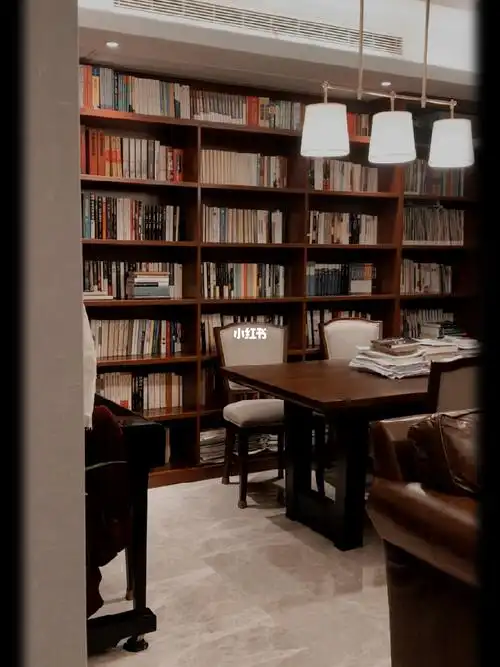 夜晚的家开放式书房