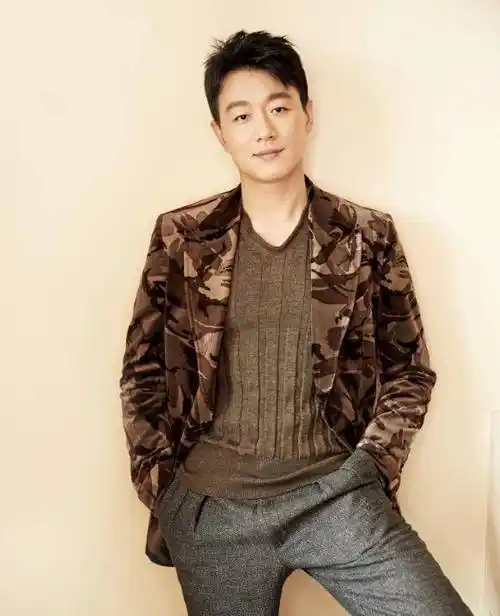 6岁父亲成植物人,北漂8年一夜成名,后娶了自己的老师_佟大为_妈妈