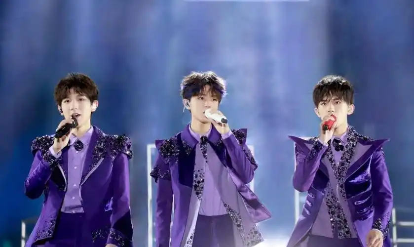 原创tfboys六周年舞台现场照来了!标志性logo醒目,超酷!