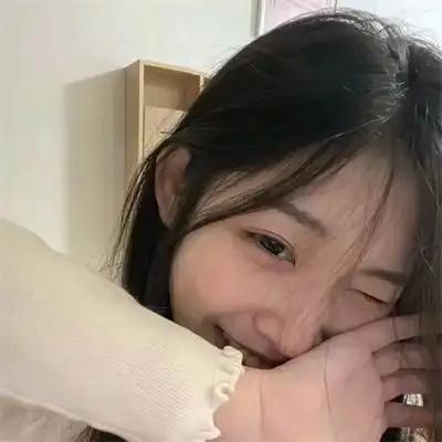 温暖阳光的俏皮可爱女生真人头像