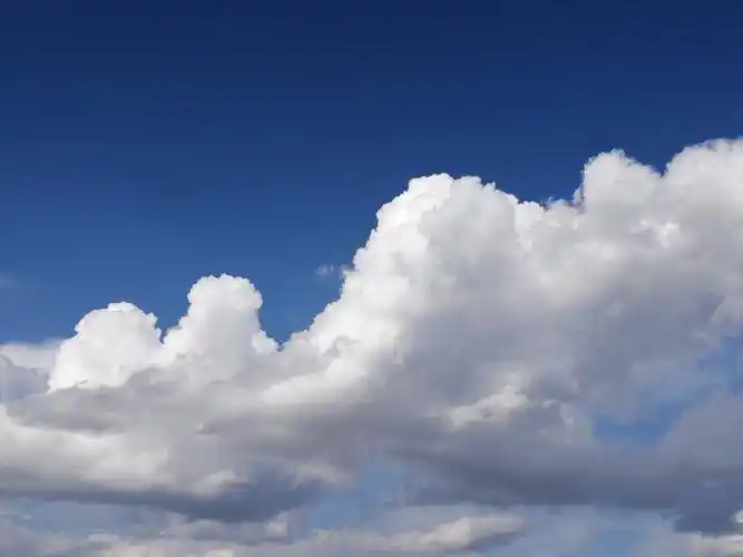 蓝色天空下的云朵 - 美篇