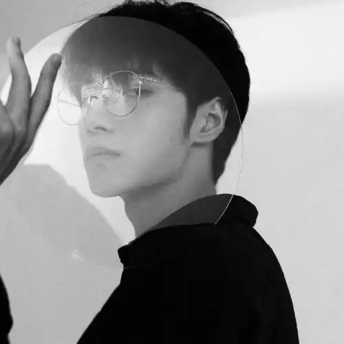 同一个人的男生头像黑白伤感侧面有几张戴眼镜的