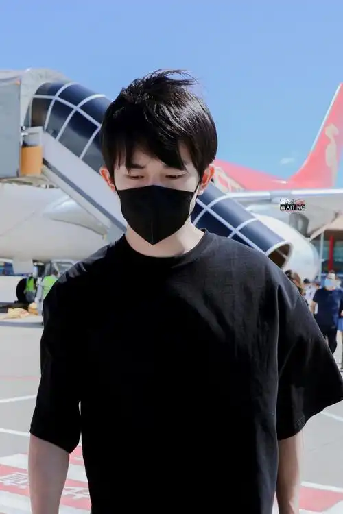 易烊千玺蓝色卫衣机场路透