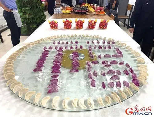 图为乘警们将包好的饺子摆成"福"字.