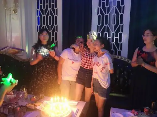 陪干妈在丽豪ktv过生日.迎来了亲朋好友欢聚一堂,气氛非常热闹.